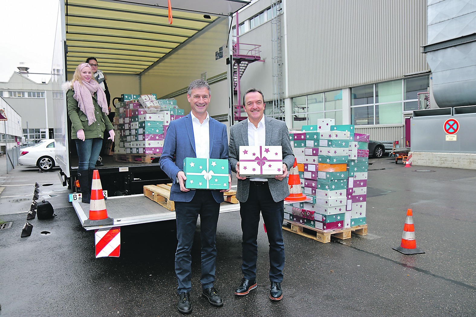 Auch Werkleiter Michael Bauer (links) und der Betriebsratsvorsitzende Ergun Lümali helfen bei der Geschenkaktion mit. Bild: z