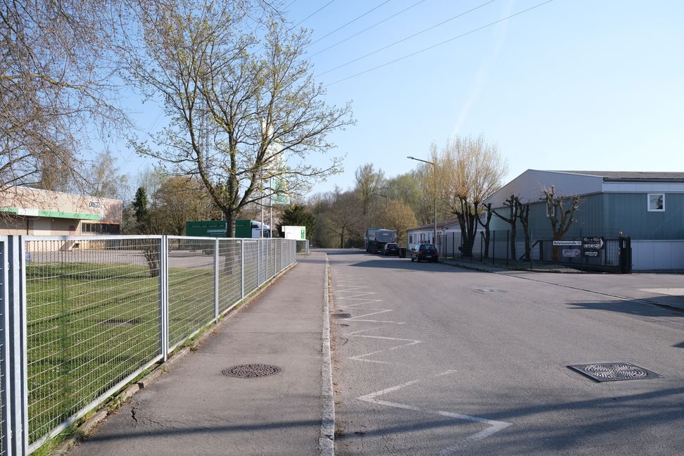 Die Hutwiesenstraße im Magstadter Gewerbegebiet Ost, bisher eine Sackgasse, soll zum nördlichen Zipfel der Osttangente werden. Bild: Reichert