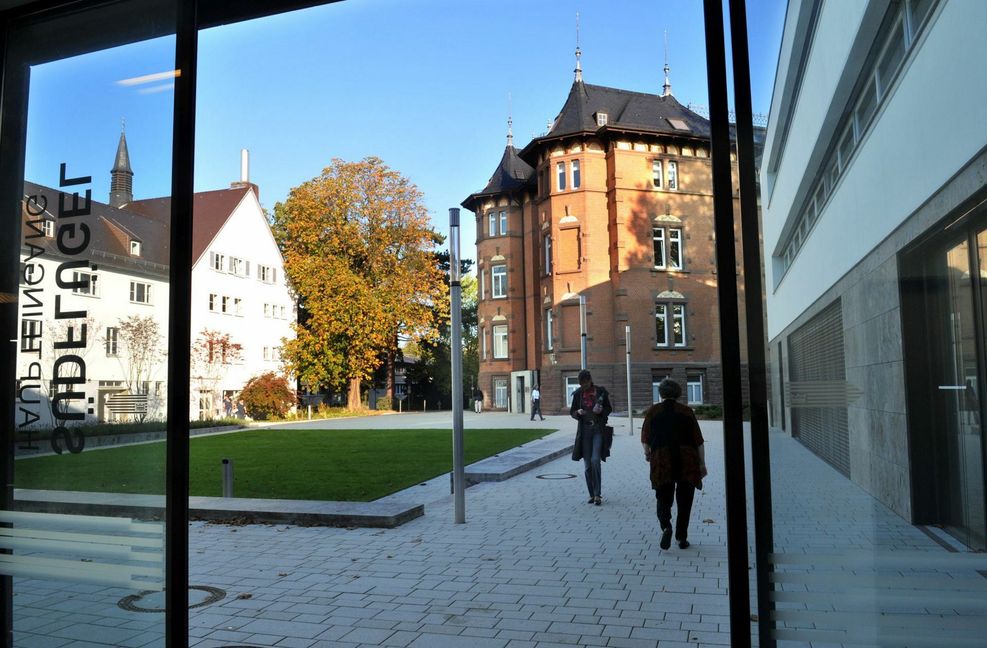 1955 wird ein neues Haupthaus (links) eingeweiht, zu welchem sich im Laufe der Dekaden weitere Neubauten gesellen.