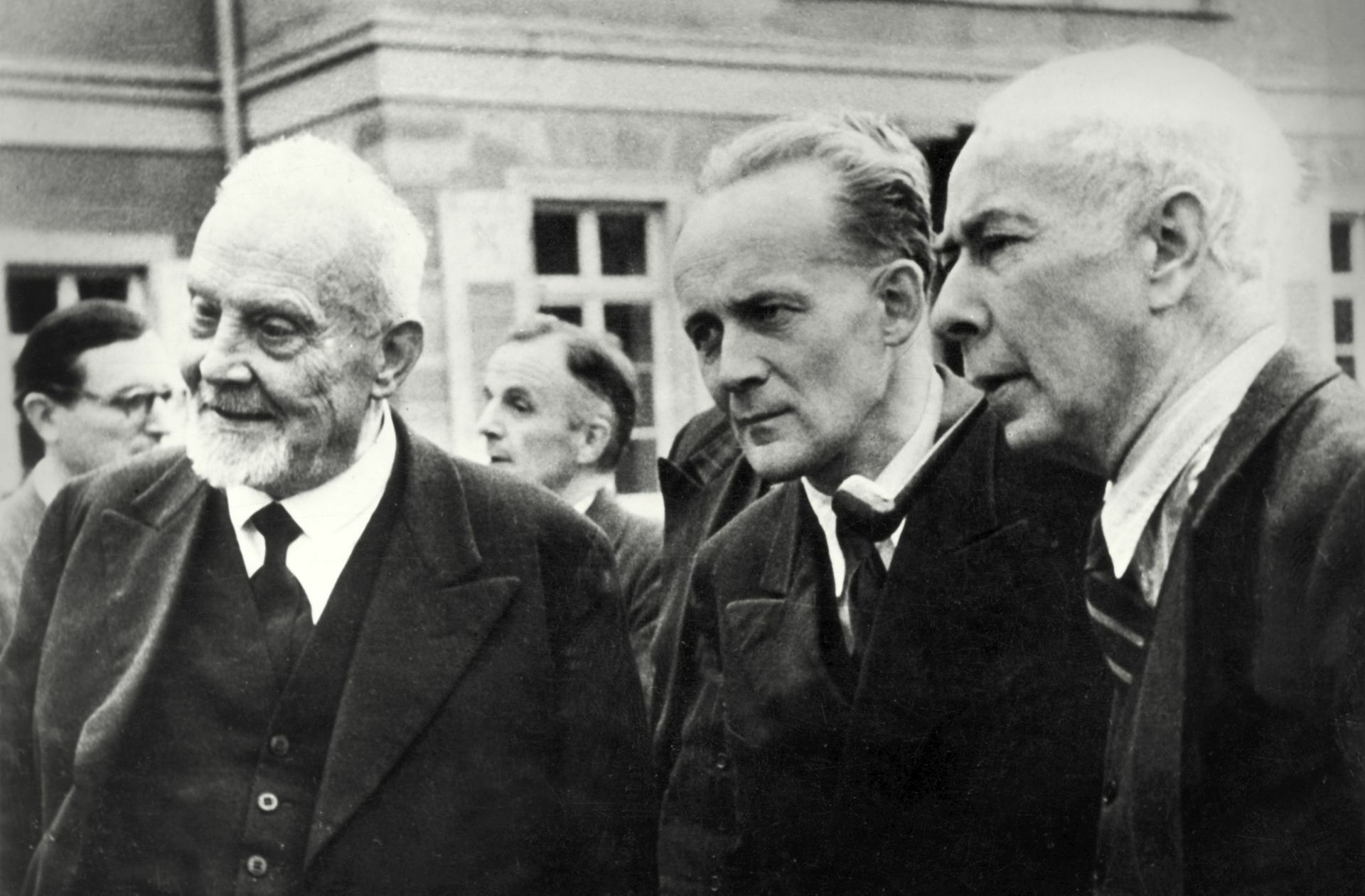 Kultusminister Theodor Heuss (rechts) mit dem  Dichter Albrecht Goes (Mitte) und Landesbischof Dr. Theophil Wurm 1947 bei der Tagung