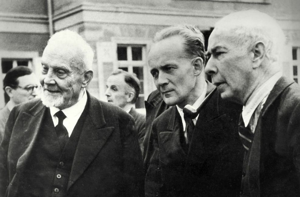 Kultusminister Theodor Heuss (rechts) mit dem  Dichter Albrecht Goes (Mitte) und Landesbischof Dr. Theophil Wurm 1947 bei der Tagung
