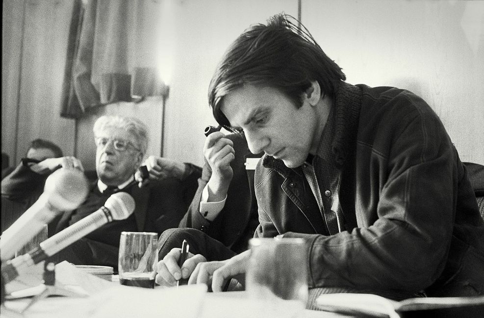 Der Studenten-Revolutionär Rudi Dutschke (vorne) und der Philosoph Ernst Bloch saßen 1968 gemeinsam auf dem Podium.