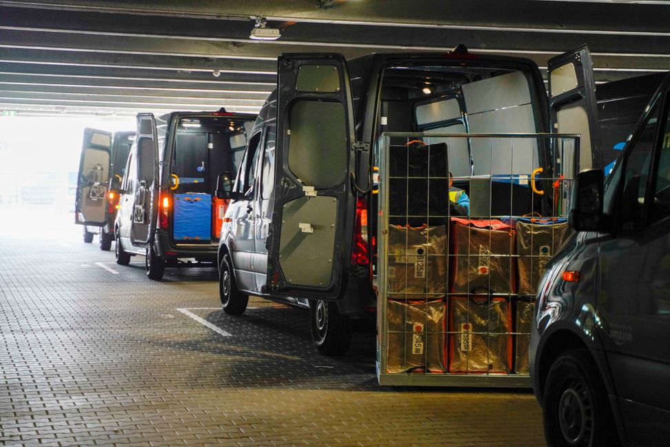 Während vorne die ersten Vans das Verteilzentrum verlassen, werden noch weitere beladen.