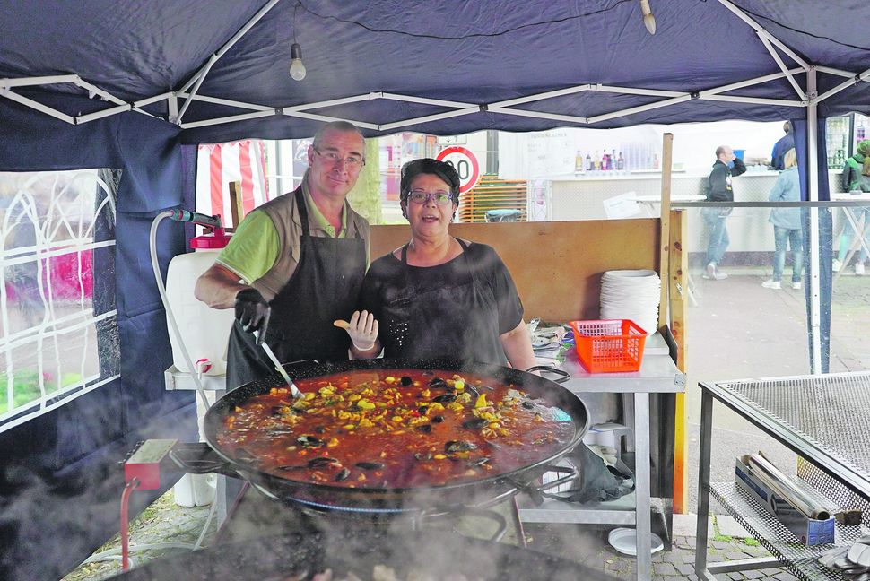 Der Verein Centro Espanol existiert nicht mehr. Fernando Salas und Maria Teresa Trüller-Gomez sorgten aber dafür, dass es beim Internationalen Straßenfest wie immer Paella in der Planie gibt.  Bild: Heiden