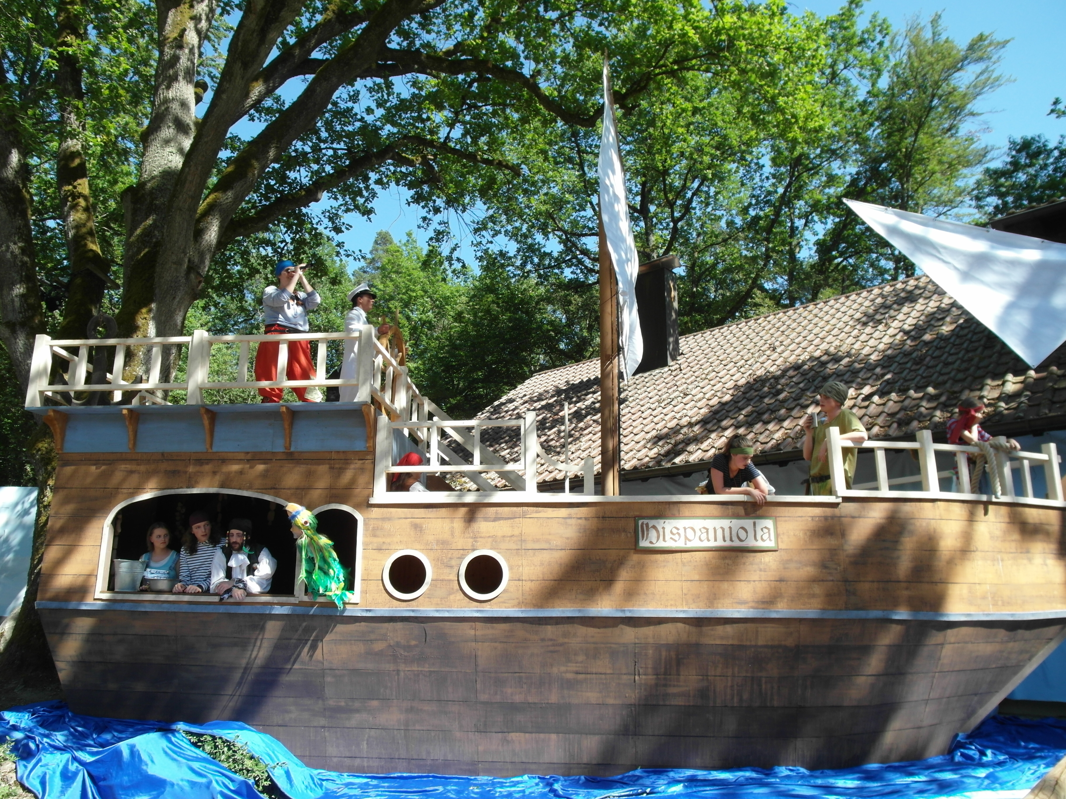 Kulissenbauer Steffen Lauffer und Bühnenbildner Jochen Stahl haben das Segelschiff im Renninger Naturtheater in Szene gesetzt. Bild: Staber