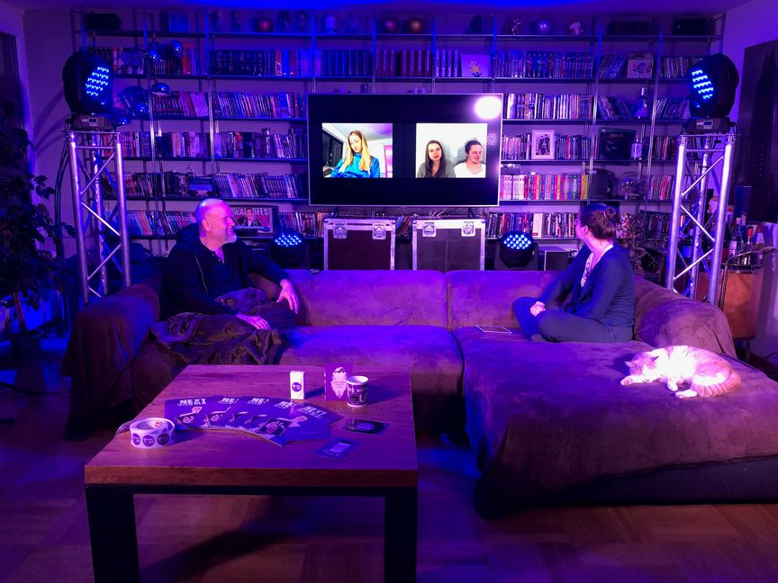 Ingo Sika (links) und Moderatorin Leonie Rothacker (rechts) im Kultur-in-Quarantäne-Gespräch mit Vivianne Küting, Miriam Kößler und Nils Weber. Bild: Marc Hugger/z