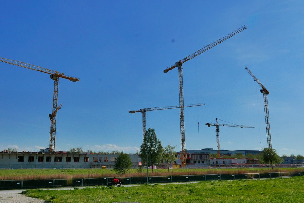 Die Flugfeldklinik wächst langsam in die Höhe. Bild: Jung