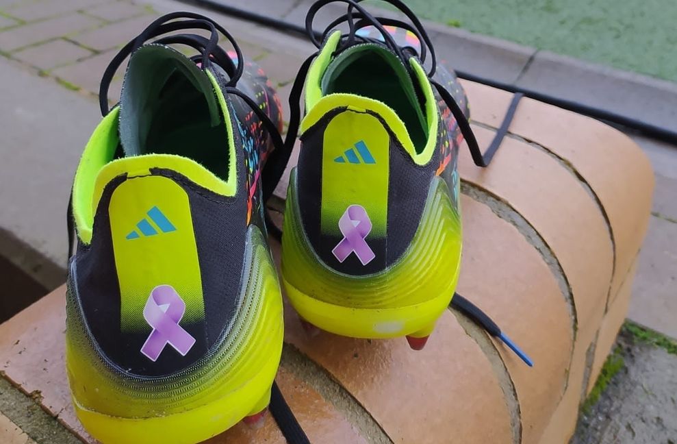 Lila Schleifen auf dem Schuh: Am Wochenende sollen möglichst viele Spieler, die von Adidas ausgestattet werden, damit auflaufen und somit für den Hodenkrebs-Vorsorge sensibilisieren.      Bild: z