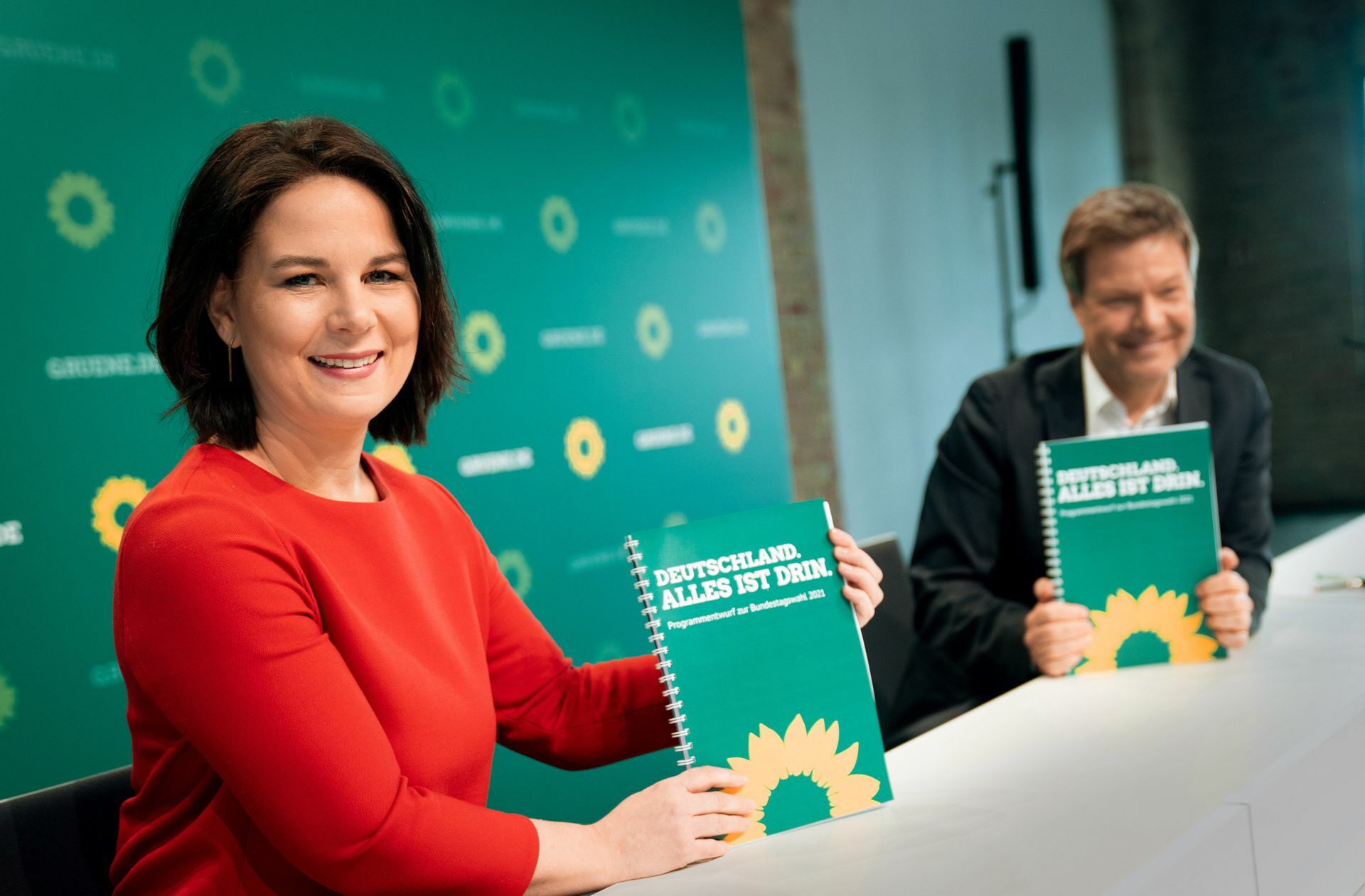 Auf der Erfolgswelle: Annalena Baerbock und Robert Habeck präsentieren sich als harmonisches Führungsduo. Foto: dpa/Kay Nietfeld