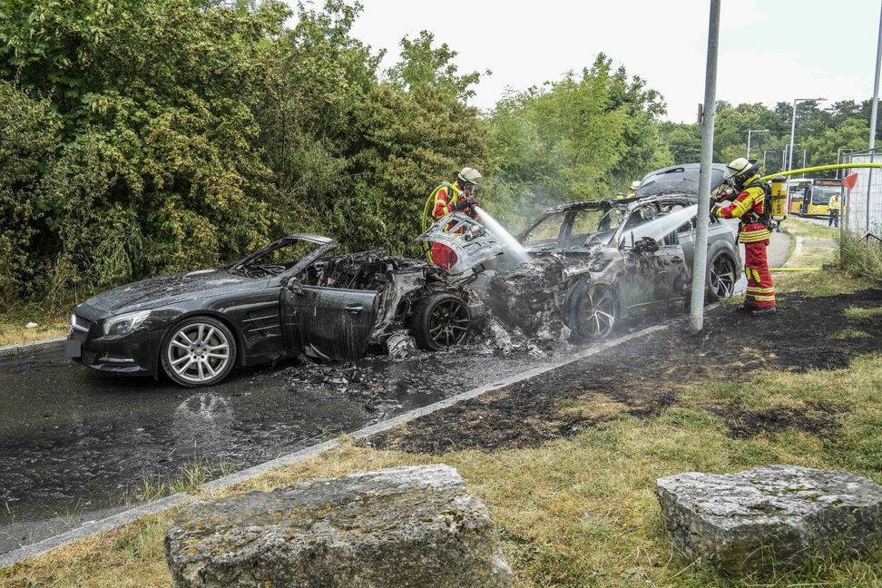 Beide Autos brannten aus. Bild: SDMG/Dettenmeyer