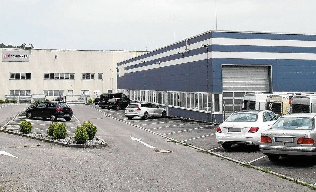 Dort, wo heute noch Lagerhallen stehen, soll das Nelkenquartier mit Wohnungen, Discounter und Drogeriemarkt entstehen. Bild: Staber