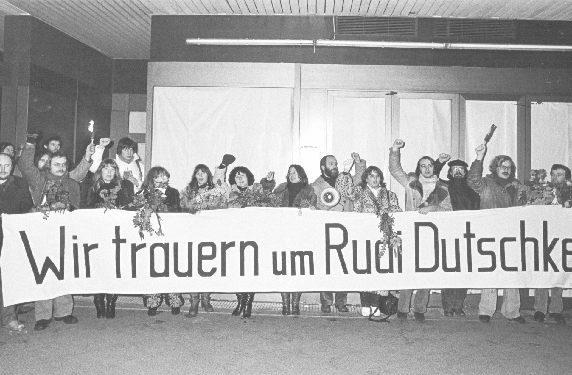 Die Baby Boomer: Die Jahrgänge von 1956 bis 1965 heißen Baby Boomer, weil sie so geburtenstark waren. Ihre Kindheit und Jugend war geprägt von den politischen Unruhen um 1968. Aus diesem Grund, so Hurrelmann, sind die Boomer  eine sehr politische Generation. Ihre Galionsfigur war der Wortführer der Studentenbewegung, Rudi Dutschke, dem Trauernde hier im Jahr 1980 am Abend seiner Beerdigung gedenken.