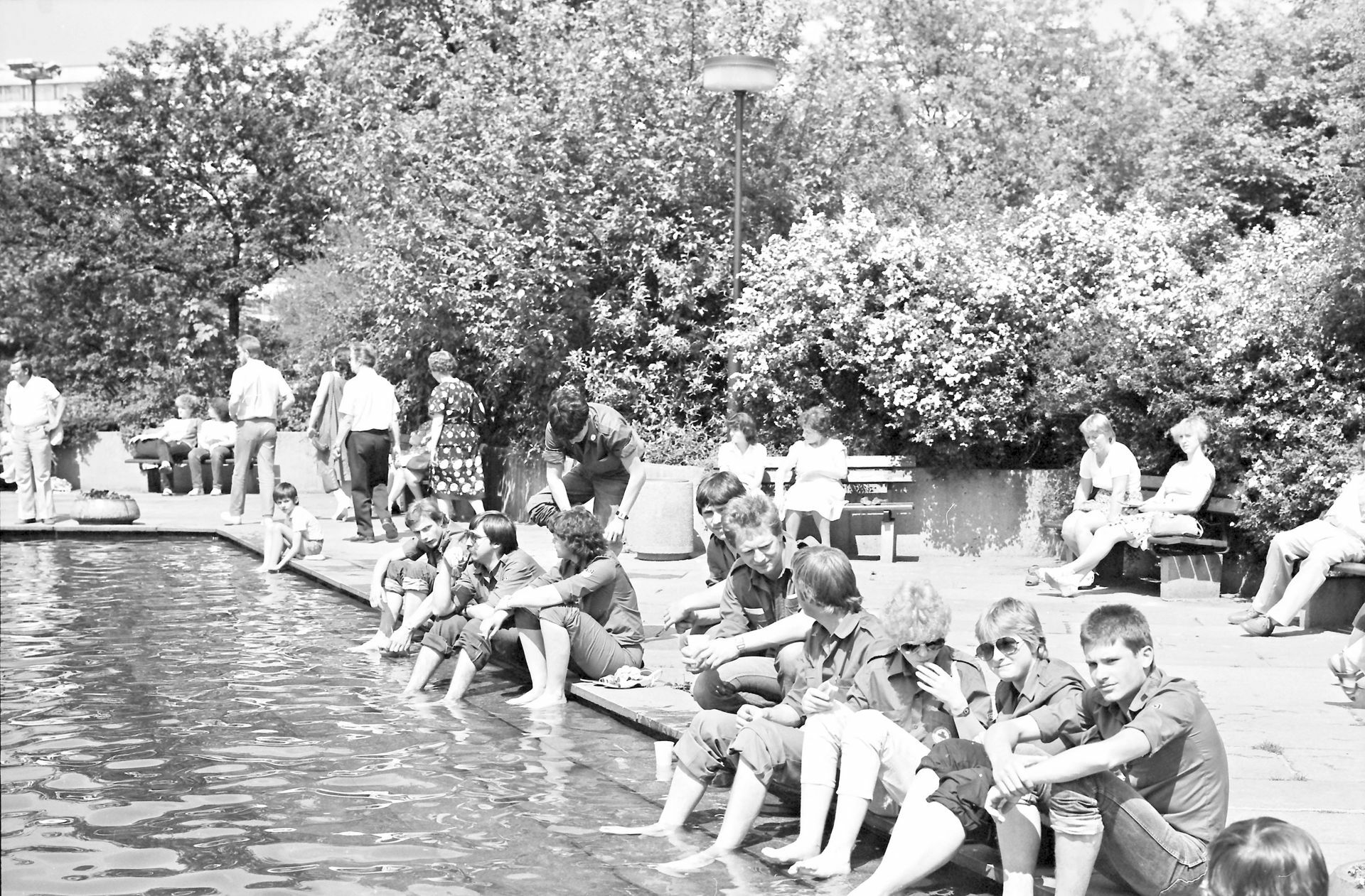 Die Generation X: Die etwa zwischen 1966 und 1980 Geborenen sind laut Hurrelmann in vielen Fällen das Gegenteil der Boomer: „Sie sind unpolitisch, weil sie in jungen Jahren mit sich selbst beschäftigt waren.“ Der Grund ist die schlechtere wirtschaftliche Lage in ihrer Kindheit und Jugend, die die Generation X verunsichert hat. Im Bild verbringen Jugendliche 1985 ihre Freizeit beim Pfingsttreffen der Freien Deutschen Jugend in der sächsischen Karl-Marx-Stadt, dem heutigen Chemnitz.