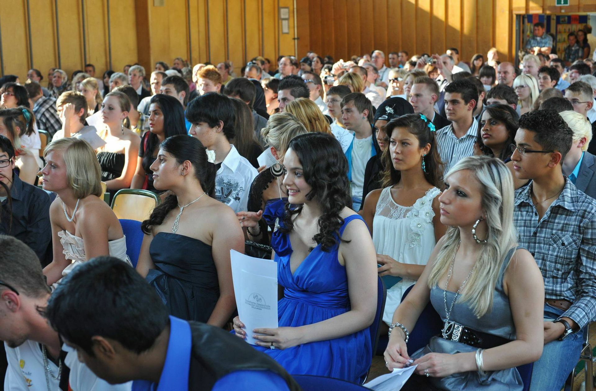 Die Generation Y: Mit ihrer Vorgängergeneration haben die zwischen 1981 und 1995 Geborenen gemeinsam, dass auch sie besorgt und deshalb unpolitisch sind. Die Realschulabgängerinnen und -abgänger im Bild von 2010 konnten sich nicht mit Sicherheit darauf verlassen, dass sie einen Ausbildungsplatz und Arbeit finden. „Diese Leute mussten einfach schauen,  wo sie bleiben“, sagt Hurrelmann über die Generation. Er würde sogar alle Jahrgänge bis zur Jahrtausendwende dazu rechnen, weil erst um diese Zeit der wirtschaftliche Umschwung kam.
