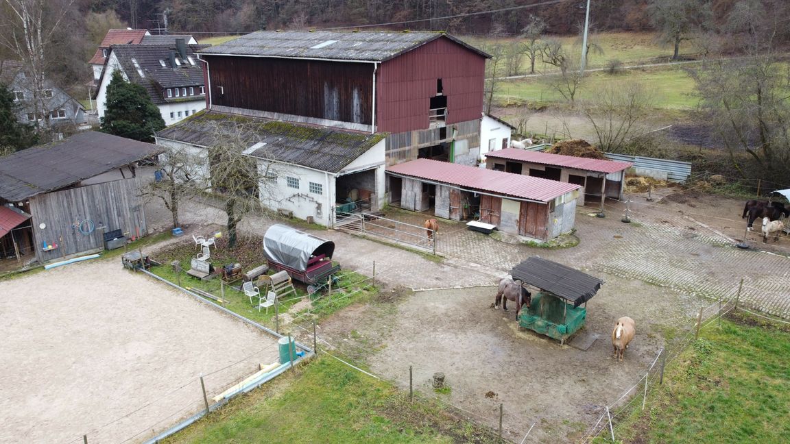 Die Ranch bietet, neben Ställen, Feldern und der Scheune, Räumlichkeiten für Kindergeburtstage