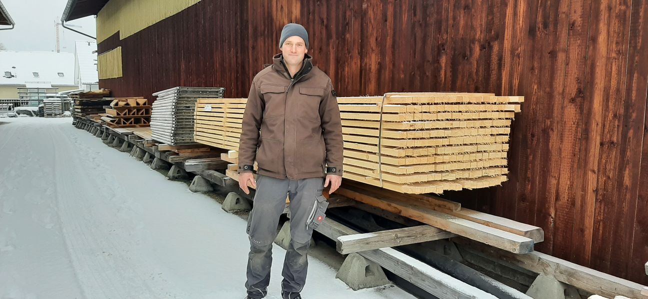 Jochen Braun vom Holzgerlinger Holzhandel weiß, wie begehrt Holz aktuell ist.     Bild: Elbers