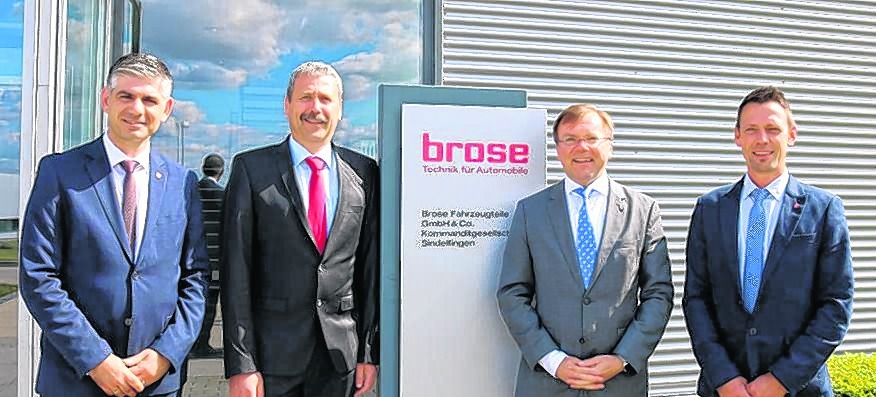 Von links: Ioannis Delakos (Bürgermeister Holzgerlingen), Christoph Jaiser (Brose), Landtagsabgeordneter Paul Nemeth und Kämmerer Jean-Rémy Planche. Bild: z