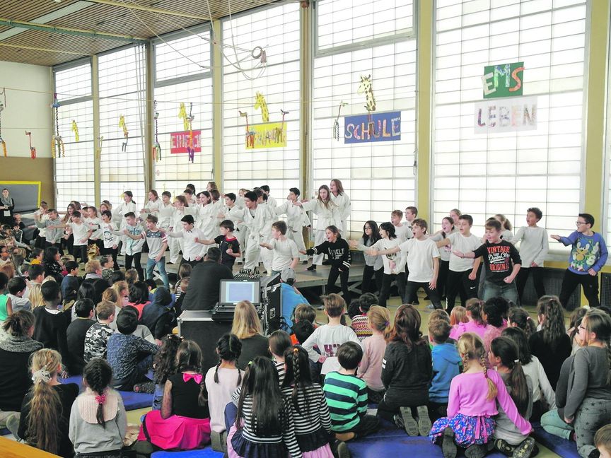 Elemente asiatischer Kampfsportarten verwenden die Lehrerinnen Andrea Margowsky und Eva Verberg, um Konzepte wie Selbstwertgefühl, Respekt, Disziplin Teamfähigkeit und Entspannung zu vermitteln. Bild: Staber