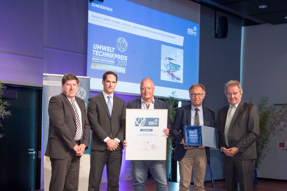 Preisübergabe (von links): Prof. Dr. Thomas Hirth (Karlsruher Institut für Technologie/KIT und Jury-Vorsitzender), Matthias Haarer (Finanzchef), Jörg Robbin (Leiter Entwicklung, beide Eisenmann Paint & Assembly Systems), Dr. Johann Halbartschlager (Eisenmann, Beauftragter für Umweltmanagement), Franz Untersteller (Umweltminister Baden-Württemberg). Bild: Stollberg