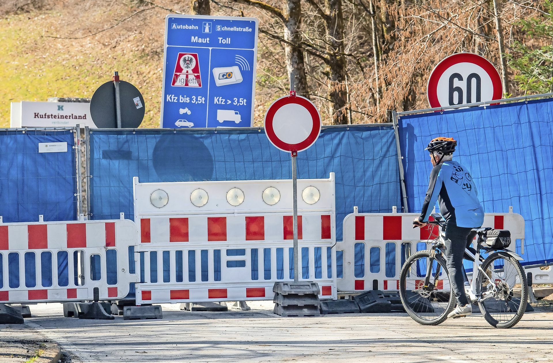 Geschlossene Grenzen wie hier zu Österreich sind ein Mittel im Anti-Corona-Kampf.