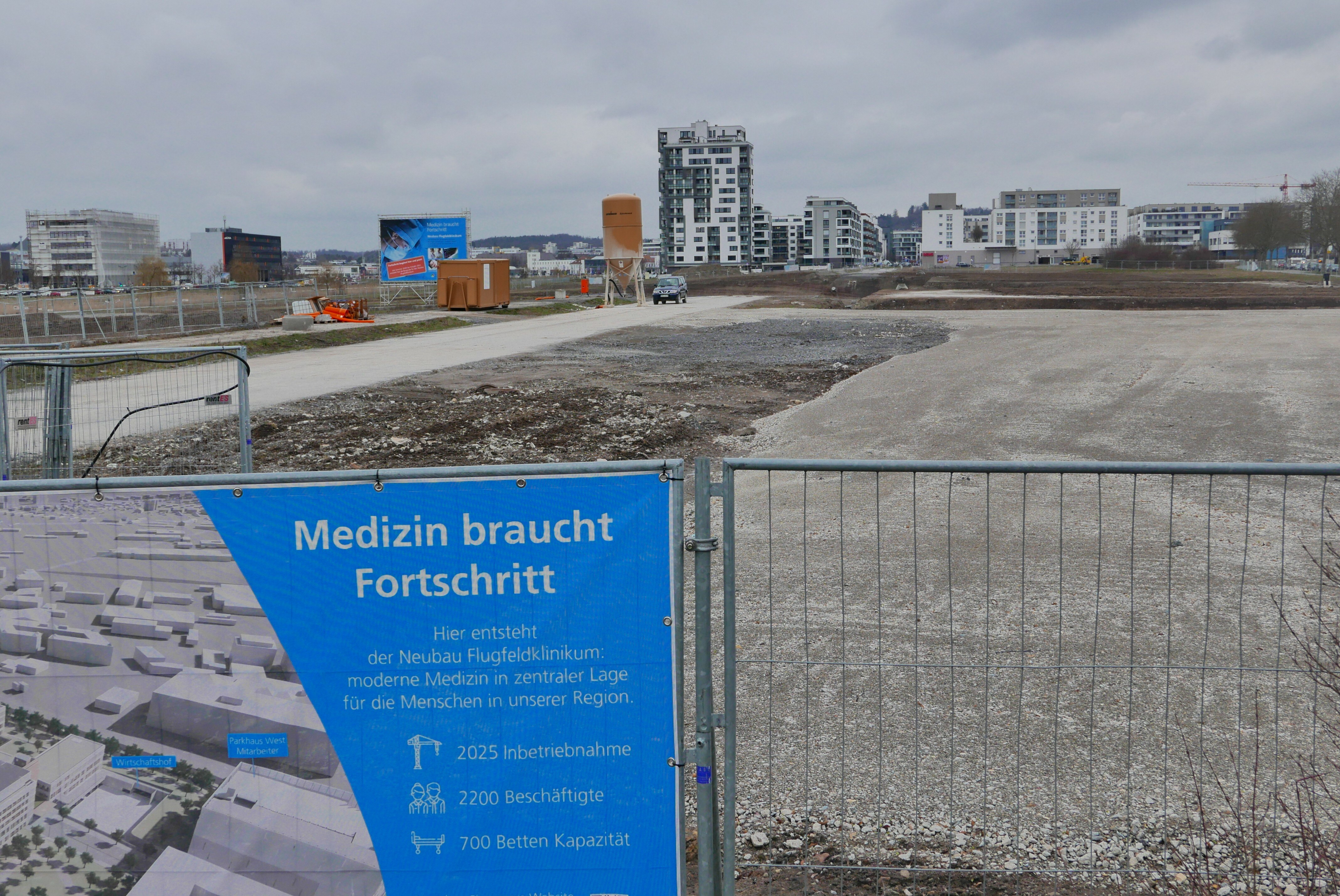 Läuft alles nach Plan steht bis Sommer ein weiteres Hochhaus auf dem Flugfeldgelände an der Calwer Straße (im Bildhintergrund rechts). In seinen 13 Stockwerken wird es vor allem der  Verwaltung des Flugfeldklinikums Platz bieten, aber auch Wohnungen, einer Schule für kranke Kinder und der Akademie für Gesundheitsberufe. Bild: Jung