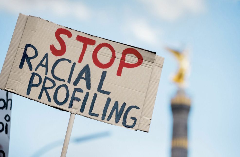 „Stop Racial Profiling“ steht auf einer Tafel zu lesen, die bei einer Demonstration im Juni 2020 in Berlin hochgehalten wurde. Darunter versteht man, dass Menschen nur aufgrund ihres äußeren Erscheinungsbildes kontrolliert werden.
Foto: dpa/Christoph Soeder