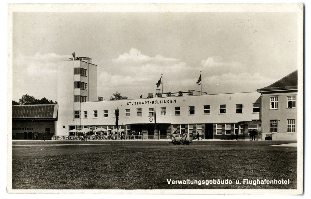 Das neuen Empfangsgebäude mit Flughafenhotel auch heute kann man darin übernachten.