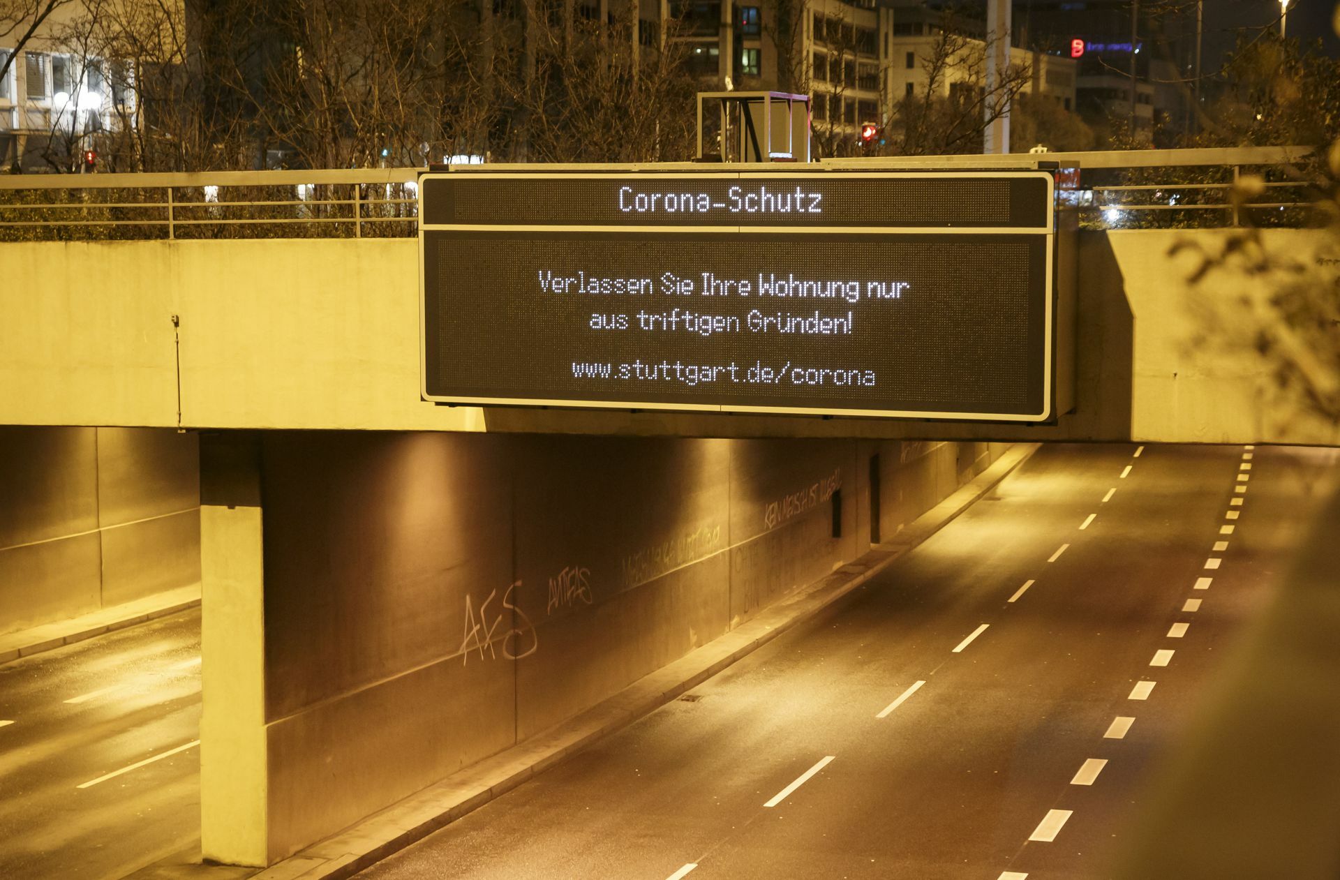 Leere Straßen während der nächtlichen Ausgangssperre. Foto: Lichtgut/Julian Rettig