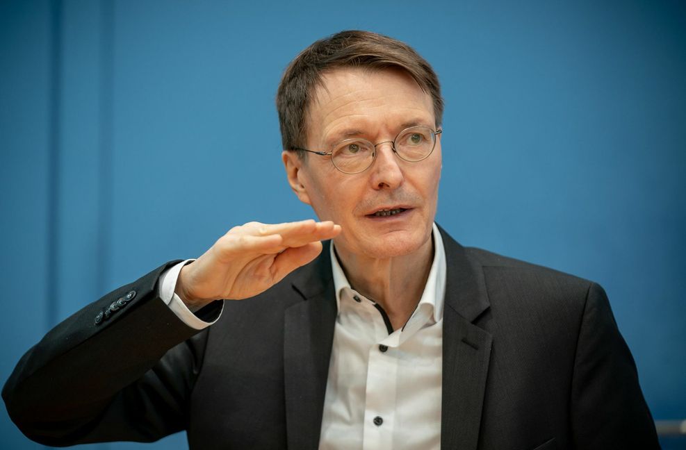 Karl Lauterbach gehört zu den Politikern, die gefühlt auf allen Kanälen gleichzeitig zu sehen sind. Kann das mit rechten Dingen zugehen? Foto: dpa