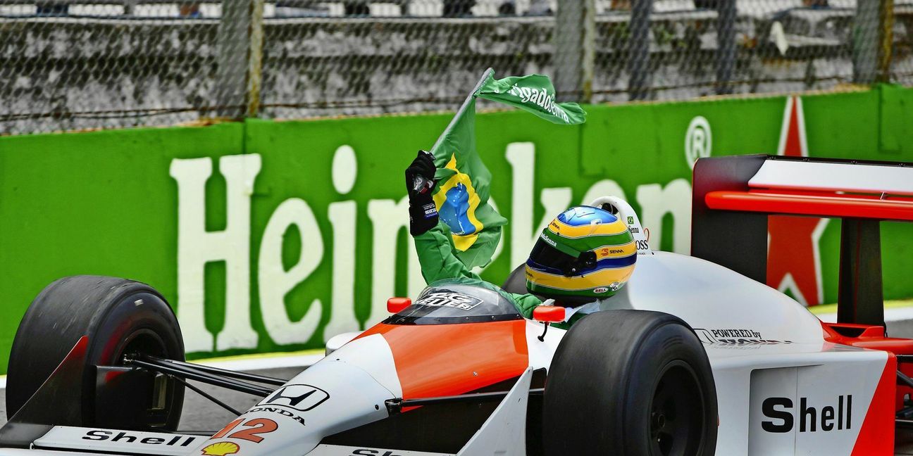 Ayrton Senna feiert in der haushoch überlegenen McLaren-Flunder 1988 seinen Heimsieg in Sao Paulo – und danach seinen ersten von drei WM-Titeln.