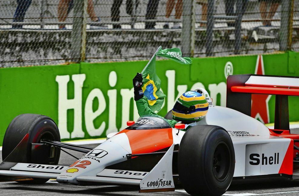 Ayrton Senna feiert in der haushoch überlegenen McLaren-Flunder 1988 seinen Heimsieg in Sao Paulo – und danach seinen ersten von drei WM-Titeln.