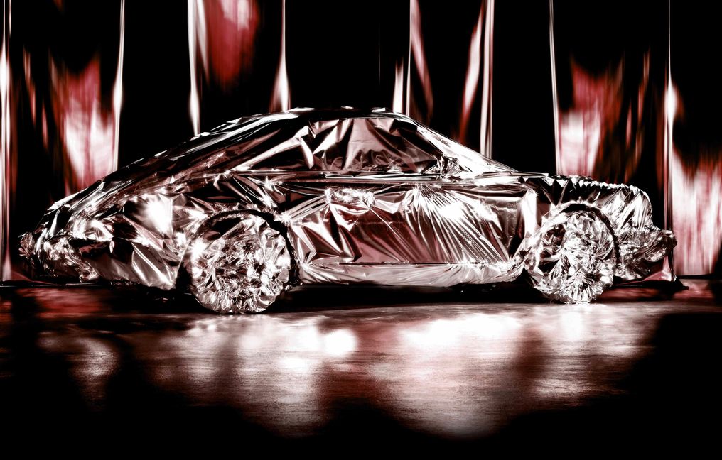 Hommage to Christo“ hat René Staud diese Arbeit genannt. „Aus meiner Sicht funktioniert das nur mit einem ikonenhaften Fahrzeug, wie hier dem Porsche 911 von 1982, ein G-Modell – mit einem Opel Kadett würde ich das Bild nicht machen wollen“, sagt René Staud dazu. Bild: René Staud