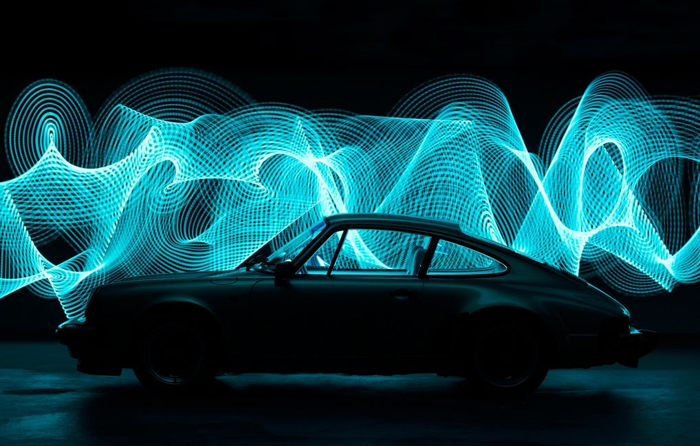 Light Painting: „Lichtmalerei kannst du selber zu Hause ganz einfach nachmachen. Wenn dein Auto bei dir in der Garage steht, dann nimmst du eine Neonröhre und fuchtelst während einer Langzeitbelichtung hinter dem Fahrzeug mit dem Licht durchs Bild.“ Bild: René Staud