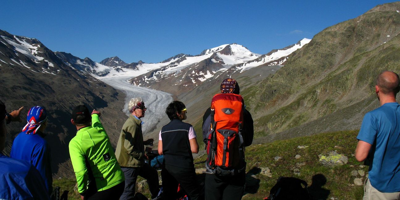 Wandergruppe der Böblinger Alpinisten in den Ötztaler Alpen mit dem Hintereisferner und der Weißkugel im Hintergrund. Bild: z