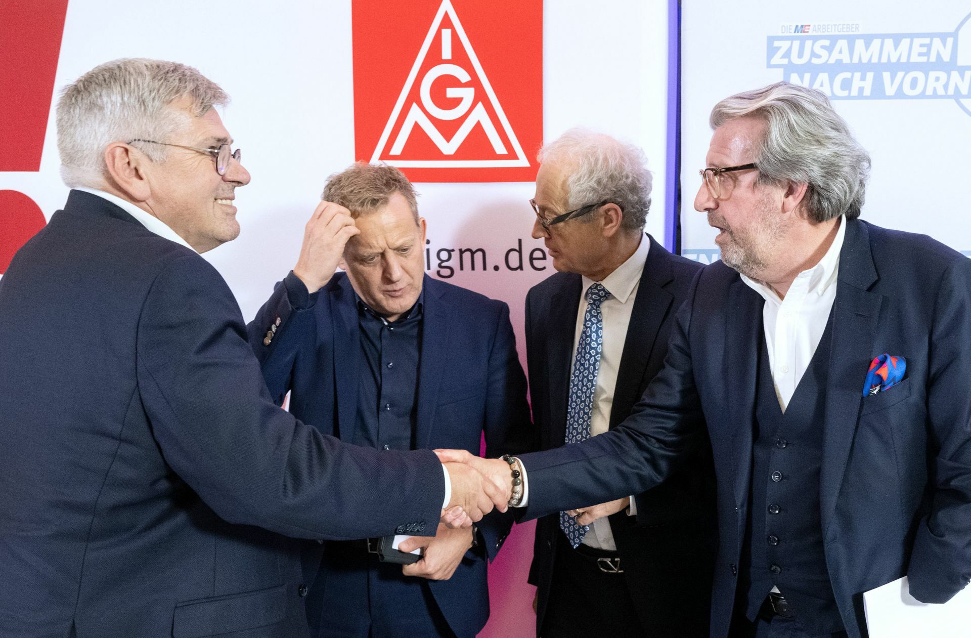 Geeinigt: IG-Metall-Chef Jörg Hofmann, Bezirksleiter Roman Zitzelsberger, Südwestmetall- Verhandlungsführer  Harald Marquardt und Gesamtmetall-Präsident Stefan Wolf (von links).