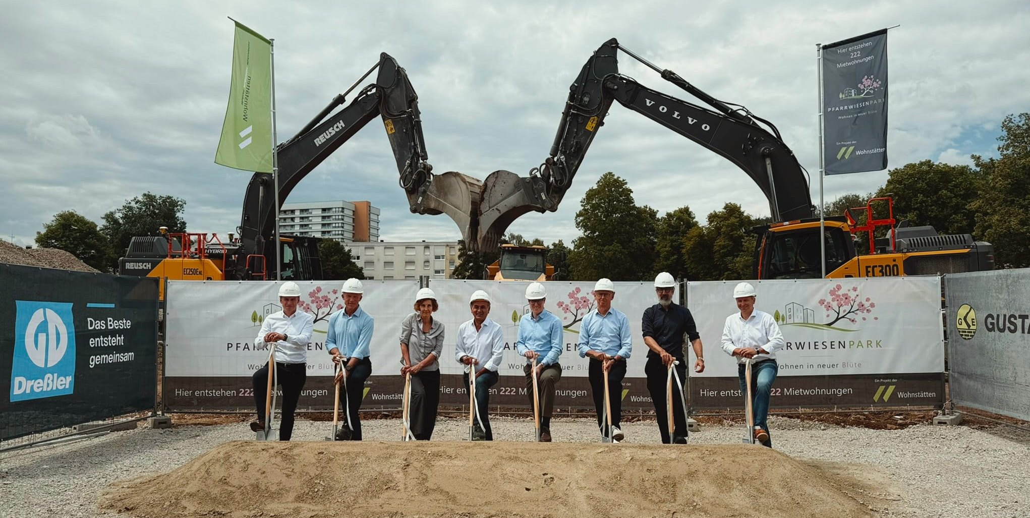 Spatenstich für den Pfarrwiesenpark mit (von links): Matthias Kästle (Niederlassungsleiter Dreßler Bau), Kai-Uwe Arzt (Geschäftsbereichsleiter Technik Wohnstätten Sindelfingen GmbH), Baubürgermeisterin Dr. Corinna Clemens, Wohnstätten-Geschäftsführer Georgios Tsomidis, OB Markus Kleemann, Erster Bürgermeister Christian Gangl, Roland Haehnel (Geschäftsführender Gesellschafter Steinhoff Haehnel Architekten) und Heiko Zirkel (Geschäftsführender Gesellschafter Gustav Epple Bauunternehmen).