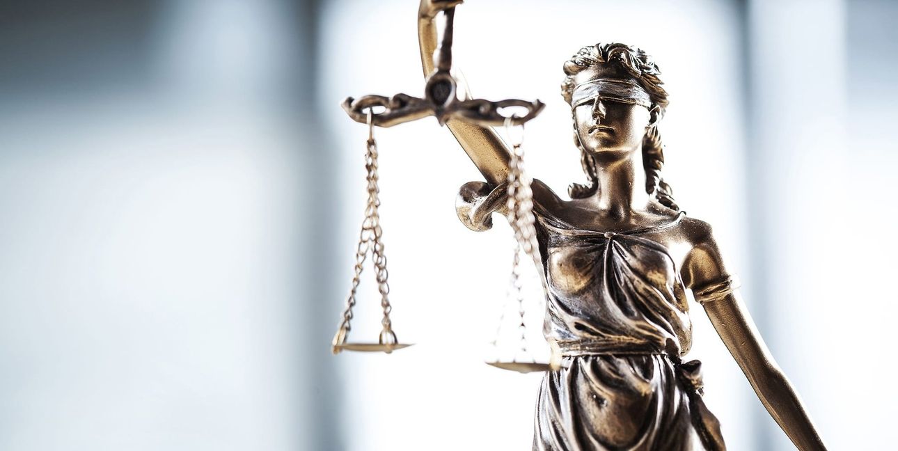 Wenn die Angeklagte sich einer Therapie unterzieht, kann die verbleibende Restfreiheitsstrafe danach zur Bewährung ausgesetzt werden.