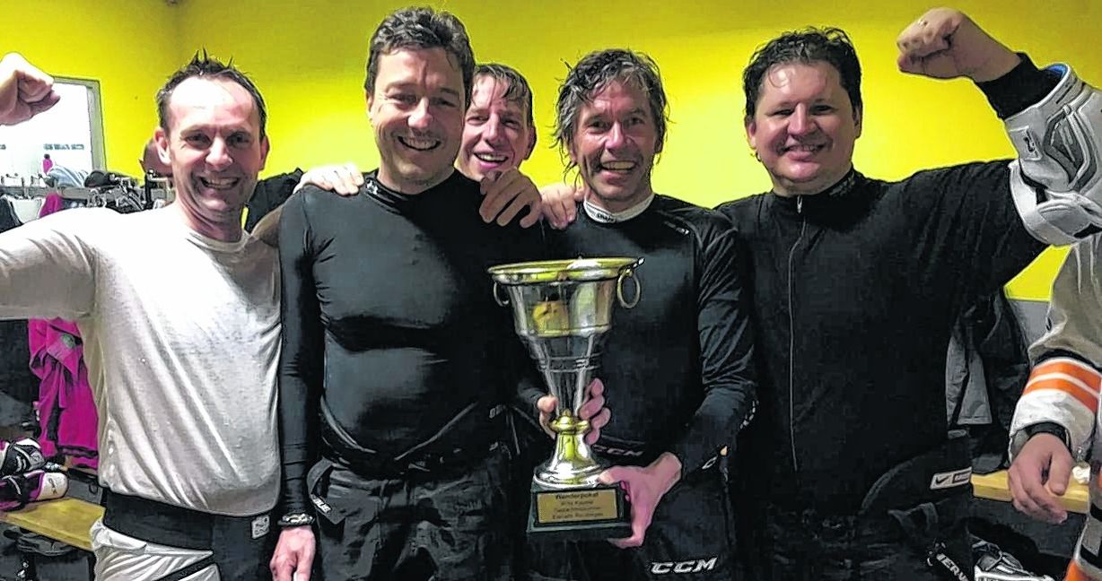 Momente des Glücks: Gerald Schneider, Jürgen Schmidt, Eric Merlin, Andie Reeg und Andi Letha feiern den Turniersieg in Reutlingen.