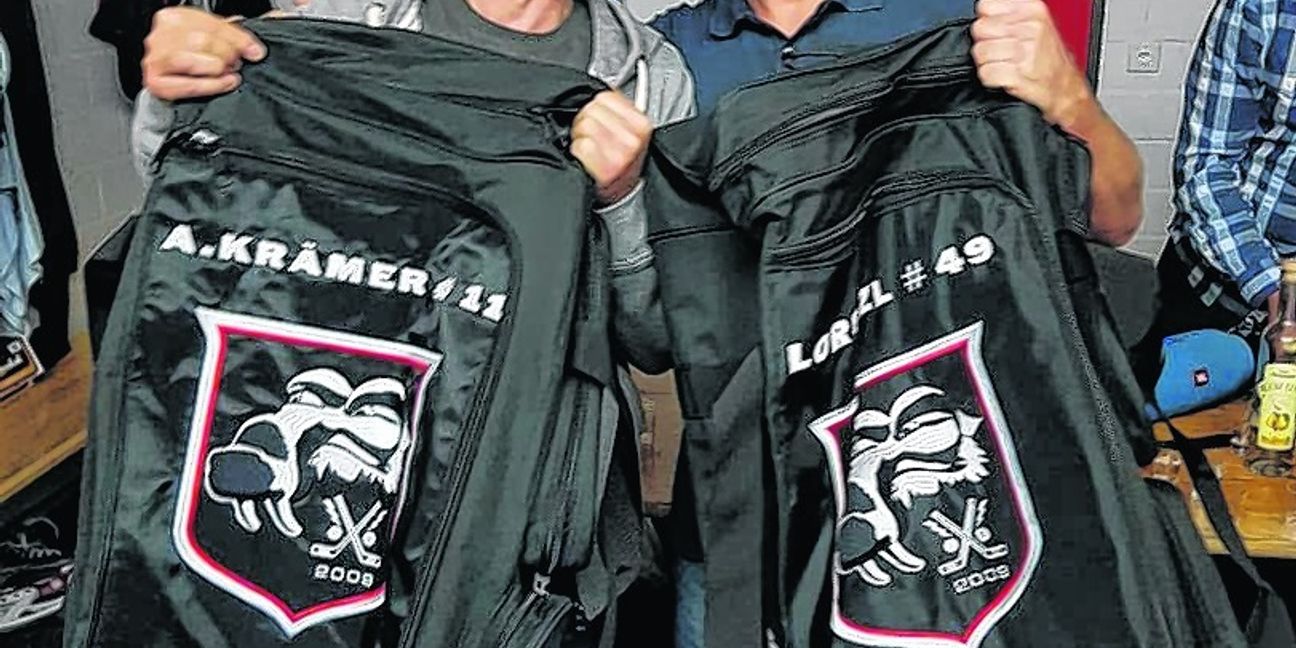 Feine Sache: Bei einem runden Geburtstag bekommt der Spieler eine personalisierte Tasche mit Name und Nummer. Andy Krämer (links) wurde diese Ehre zu seinem Sechzigsten im Trainingslager in Kreuzlingen zuteil, Armin Lorenzl zum 50. Geburtstag.