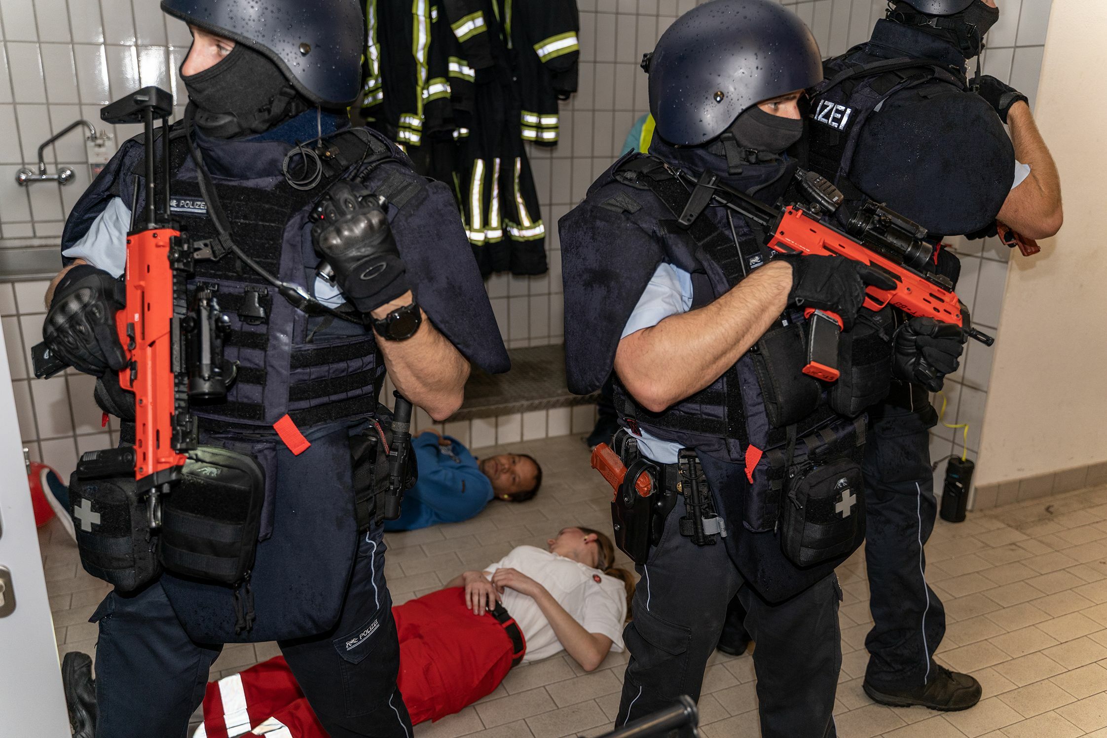 Fahrzeughalle und Schulungsräume im Feuerwehrhaus Aidlingen wurden für eine Übung zum Tatort mehrerer Amokläufer.                                                                Bild: Richter