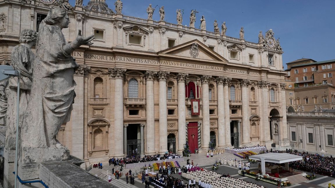 Der Petersdom während der Ostermesse.