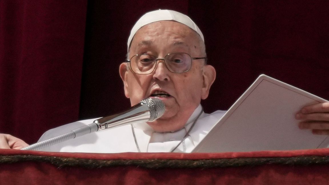 Papst Franziskus erteilt den Segen Urbi et Orbi.