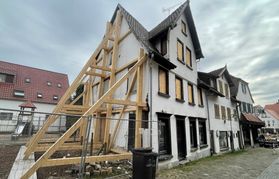 Holzbalken stützen das Gebäude in der Langen Straße 6. Hier war früher die Galerie Tendenz beheimatet.