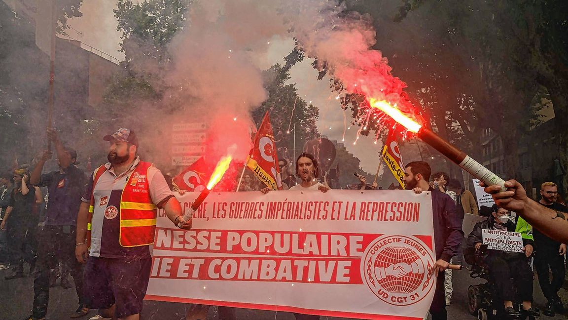 Menschen während einer Anti-Rechts-Kundgebung in Toulouse.