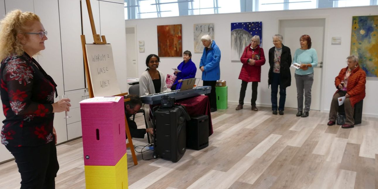 Bei der Ausstellungseröffnung: Dr. Ute Reuter von der Katholischen Erwacahsenenbildung (keb), am Keyboard Samuela-Esther Aliman.