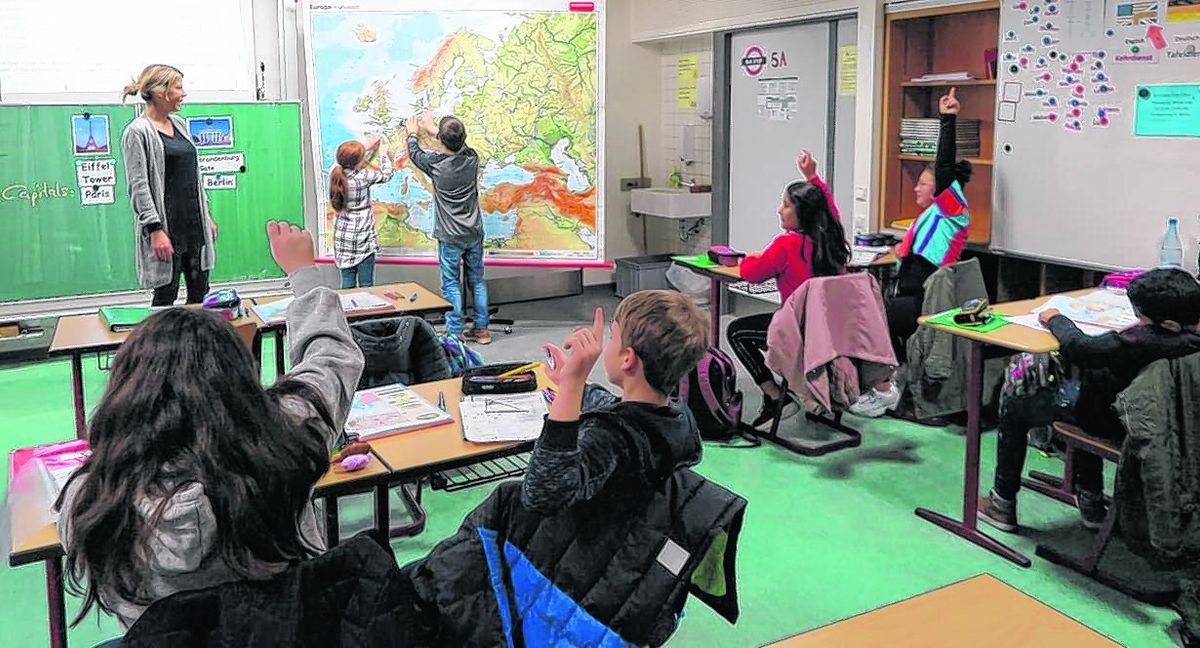 Mitmachen und Sprechen stehen beim bilingualen Unterricht wie hier im Fach Geografie mit Lehrerin Sandra Felkl an der Realschule am Klostergarten im Fokus. Bild: Groß