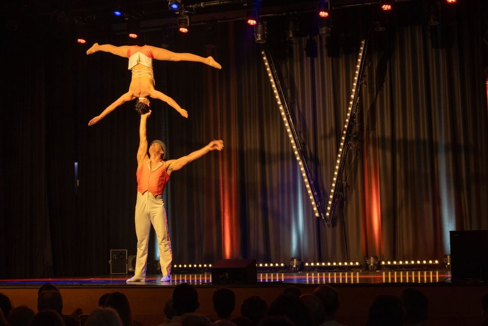 Internationale Artisten geben in Stelldichein in Holzgerlingen.