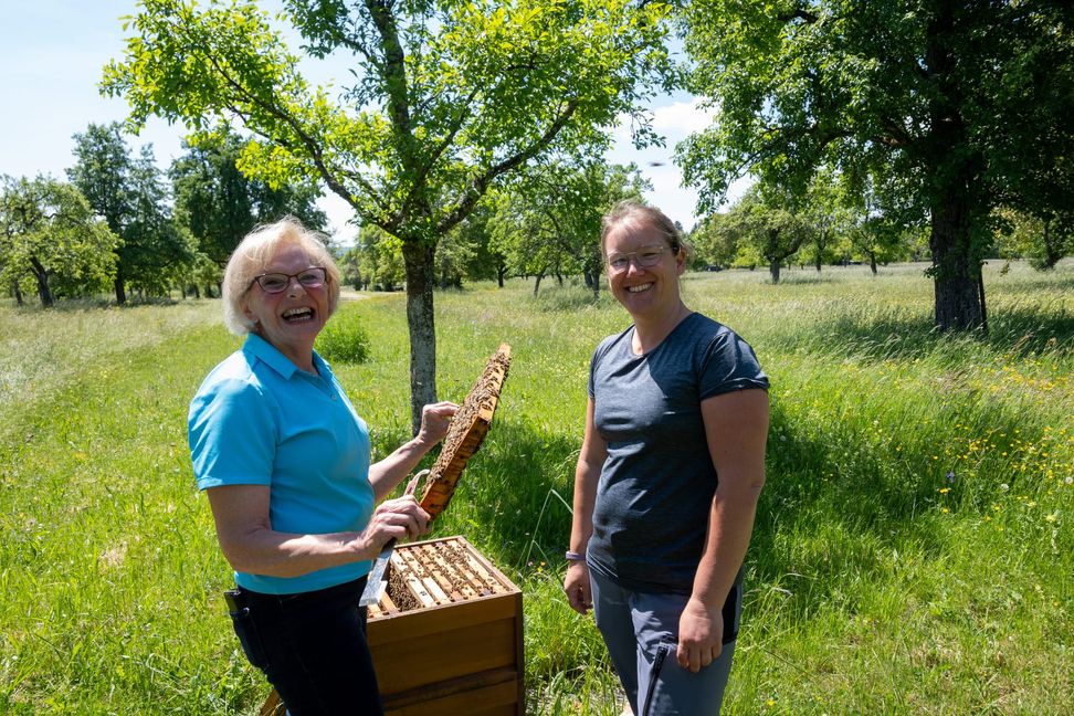 Magda Binder und Ingrid Hahn sind regelmäßig bei ihren Bienen auf der Streuobstwiese.