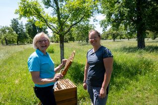 Magda Binder und Ingrid Hahn sind regelmäßig bei ihren Bienen auf der Streuobstwiese.