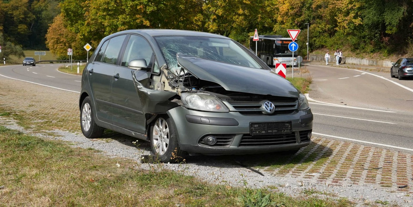 Demolierter VW Golf  wartet auf seinen Halter.